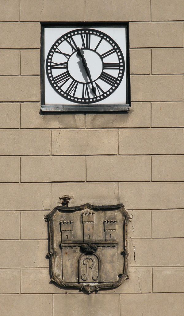 Zegar i herb miasta na wieży
