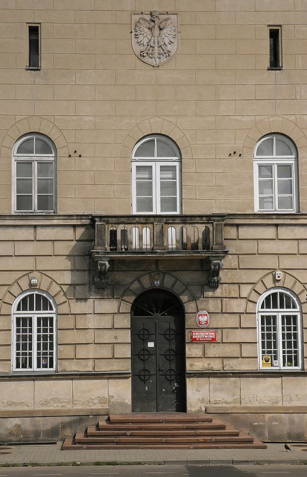 Główne wejście z balkonem